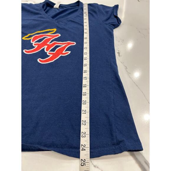 Foo Fighters Women’s V Neck Tee Shirt Size Large Band 90's Grunge - Picture 6 of 7